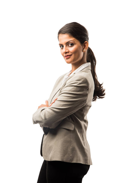 Porträt einer fröhlichen indischen Geschäftsfrau im Anzug, die vor weißem Hintergrund steht - Foto, Bild
