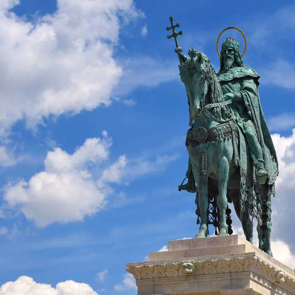 Budapeszt, Węgry - 6 lipca 2019: Brązowa statua Stefana I Węgier. Baszta rybacka, Dystrykt Zamkowy, - Zdjęcie, obraz