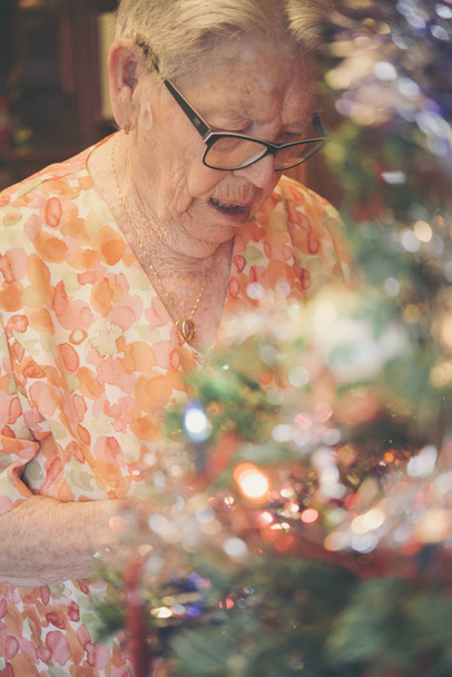 starszy kobieta kradzież candy trzciny - Zdjęcie, obraz
