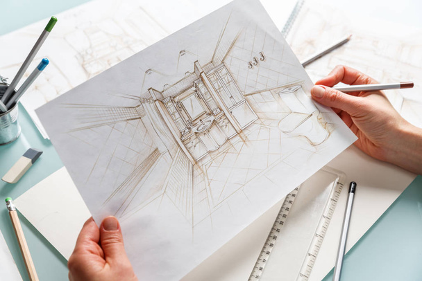 Progettista d'interni che tiene la mano disegnando lo schizzo di matita di un bagno
 - Foto, immagini