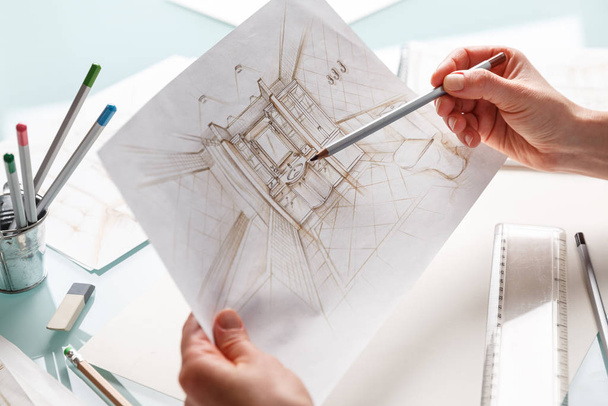 Designer de interiores segurando mão desenho a lápis esboço de um bathro
 - Foto, Imagem
