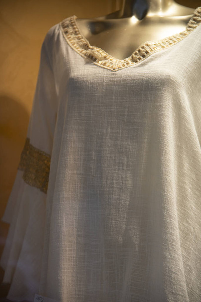 Schaufensterpuppe mit weißem Nachthemd aus Leinen mit goldenen Einsätzen. Verkaufsfenster mit Damenunterwäsche. - Foto, Bild