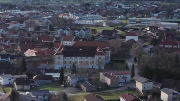 Slovenska Bistrica, Słowenia z powietrza, stare miasto z zabytkowym zamkiem i średniowiecznymi budynkami - Materiał filmowy, wideo