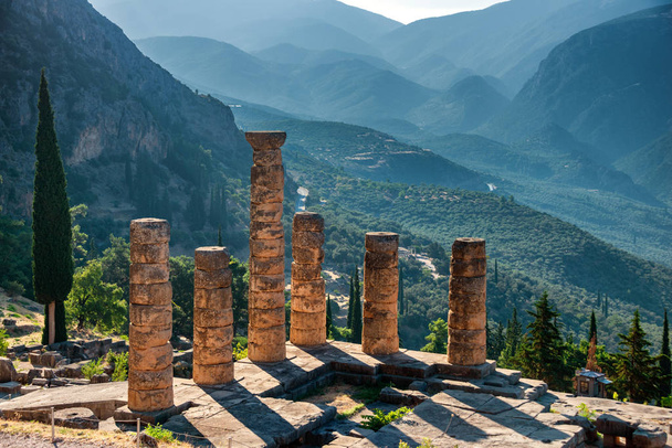 Parnassus Dağı 'ndaki Delphi arkeolojik alanındaki Apollo Tapınağı. Delphi, Apollo 'ya adanmış tapınaktaki kahin tarafından meşhurdur. Unesco Dünya Mirası. Yunanistan - Fotoğraf, Görsel