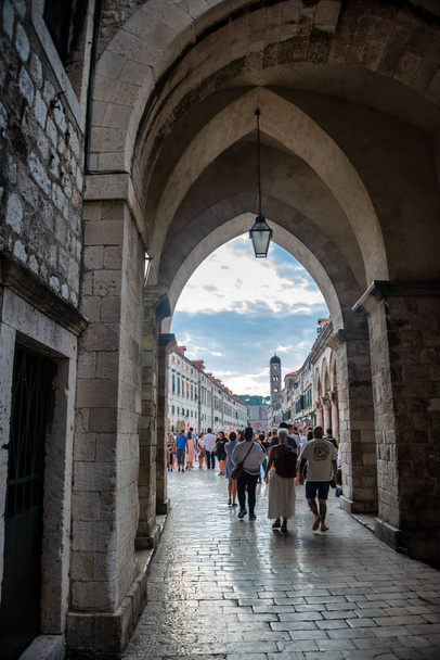 Les gens entrant dans la vieille ville de Dubrovnik par la porte du vieux port
 - Photo, image