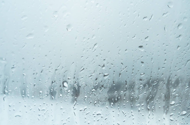 Laat water vallen op vensterglas door condensatie. Regen druppel op winnen - Foto, afbeelding