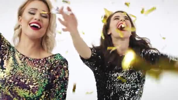 Mulheres dançando entre confetes caindo
 - Filmagem, Vídeo