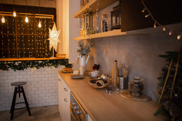 Uusi vuosi keittiö sisustus, joulun seppele roikkuu keittiön seinällä. Uusi vuosi sisustus keittiö
 - Valokuva, kuva