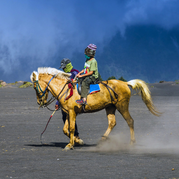 τουρίστες να οδηγήσετε το άλογο στο Όρος Μπρόμο - Φωτογραφία, εικόνα