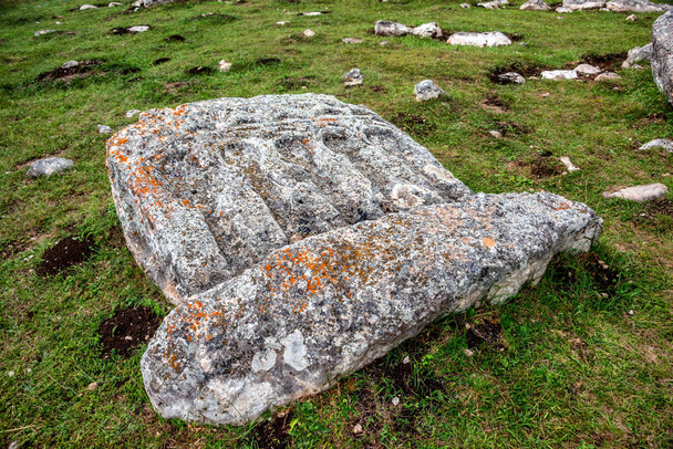 Stecci in Durmitor National Park in het noordoosten van Montenegro. Deze mysterieuze gebeeldhouwde grafstenen monumenten dateren uit de twaalfde tot zestiende eeuw. - Foto, afbeelding