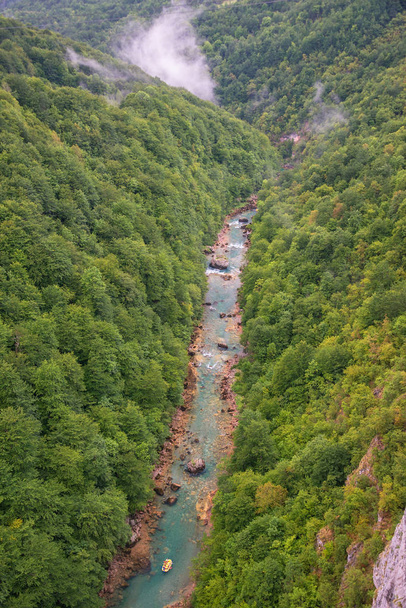 Ράφτινγκ στον ποταμό Tara, εθνικό πάρκο Durmitor, Μαυροβούνιο. Κορυφαία προβολή - Φωτογραφία, εικόνα