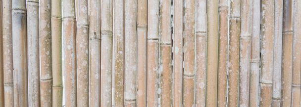 Panoramisch bruin gedroogde bamboe sticks patroon achtergrond volledig frame bekijken - Foto, afbeelding