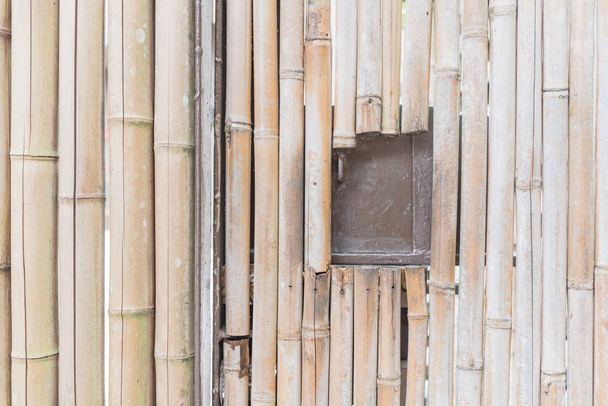 Bamboe muur met ramen gemaakt van biologische bamboe stokken - Foto, afbeelding