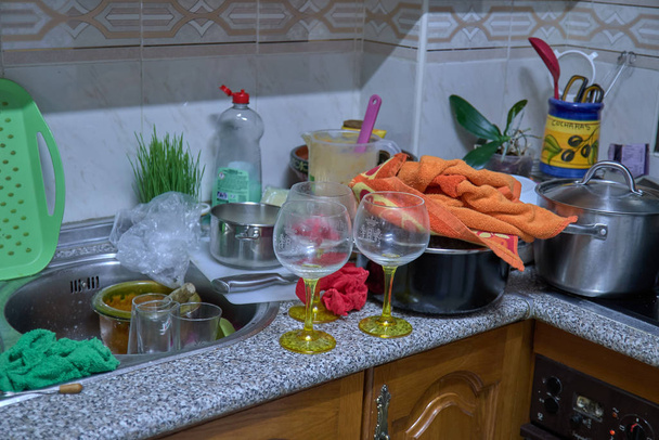 likainen keittiö päivällisen jälkeen kasa ja lasit
 - Valokuva, kuva