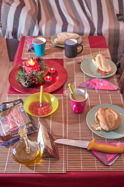 Chistmas πρωινό σε 25 του Δεκεμβρίου πρωί, ψωμί, ντομάτα - Φωτογραφία, εικόνα