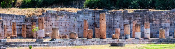 Impressões do antigo sítio Messene (antigo Messini), Grécia
 - Foto, Imagem