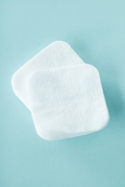 Organic cotton pads on mint background, cosmetics and make-up re - Фото, зображення