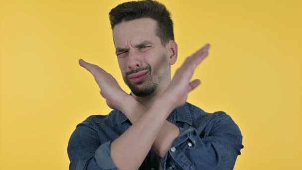 Portré fiatal férfi mond nemet kézzel gesztus, sárga háttér - Felvétel, videó