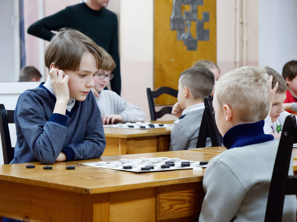 GOMEL, BELARUS - DECEMBER 29, 2019: Checkers chess competition among girls and boys. - Foto, immagini