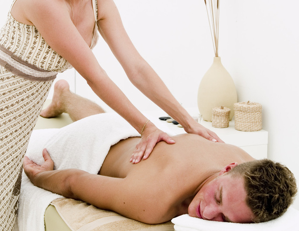 Uomo ottenere un massaggio
 - Foto, immagini
