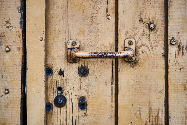 Fondo textura de madera. Pared pintada vieja dura con pomo de puertas en estilo grunge. Superficie para diseño y texto. Vista de cerca
 - Foto, imagen