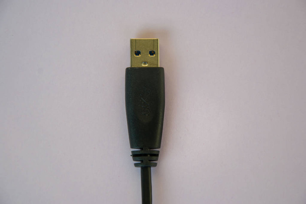 Primo piano di USB, isolato su sfondo viola pallido, dettagli, concetto di ufficio
 - Foto, immagini