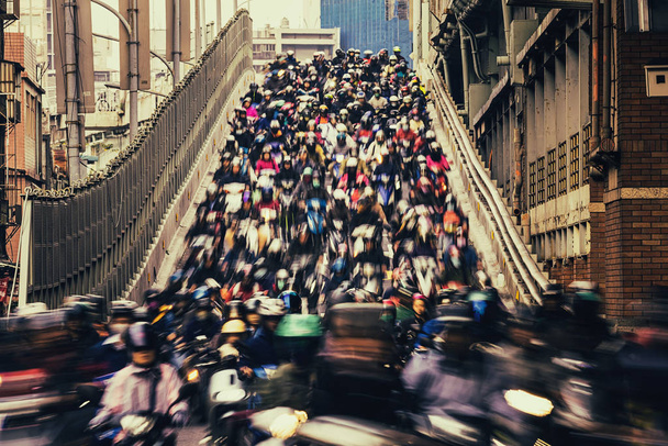 die Menschenmenge fährt Roller, aufgenommen mit langsamer Pendelgeschwindigkeit wie ein Wasserfall in Taipeh, Taiwan - Foto, Bild