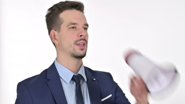 Portrait de jeune homme faisant une annonce sur haut-parleur, fond blanc
 - Séquence, vidéo