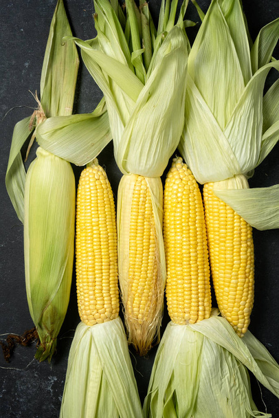 Свежая кукуруза, вид сверху, на темном фоне
  - Фото, изображение