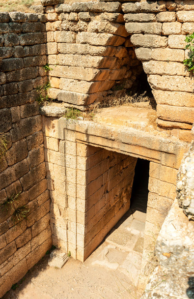 Le triangle couronnant au-dessus de l'entrée du Trésor d'Atreus, une tombe de type ruche datant du 13ème siècle avant JC dans la Grèce antique
. - Photo, image