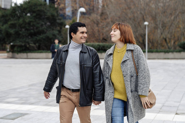 幸せなカップルが街を歩いている - 写真・画像