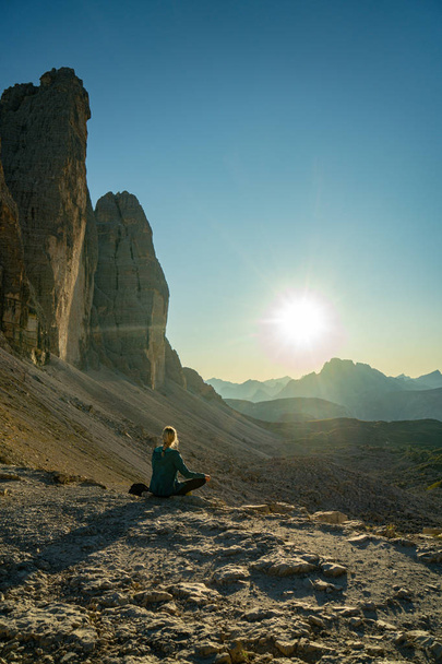 Γυναίκα τουρίστας κοιτάζοντας προς Ορεινούς τοπίο το βράδυ στο Thr - Φωτογραφία, εικόνα