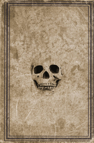 Libro viejo con un cráneo en la portada
 - Foto, imagen