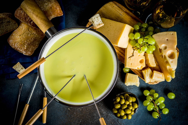 Класичний Швейцарський сир фондю - Фото, зображення
