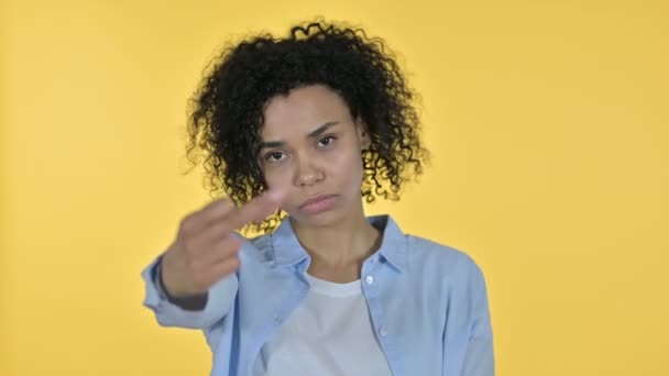 Πορτρέτο του Rude Casual African Woman Εμφάνιση Middle Finger  - Πλάνα, βίντεο