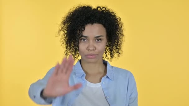 Retrato de una mujer africana casual mostrando Stop Sign a mano
  - Imágenes, Vídeo