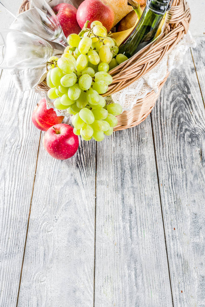 Picknickkorb mit Obstbrot und Wein - Foto, Bild