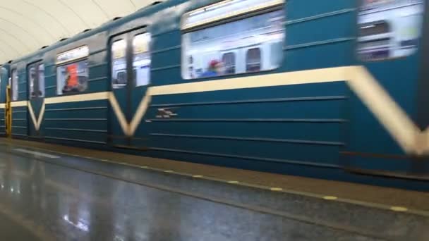 Μπλε τρένο του μετρό στην Αγία Πετρούπολη του μετρό σε κίνηση - Πλάνα, βίντεο