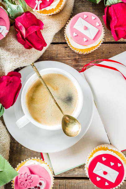  バレンタインデーカップケーキとコーヒーカップ - 写真・画像