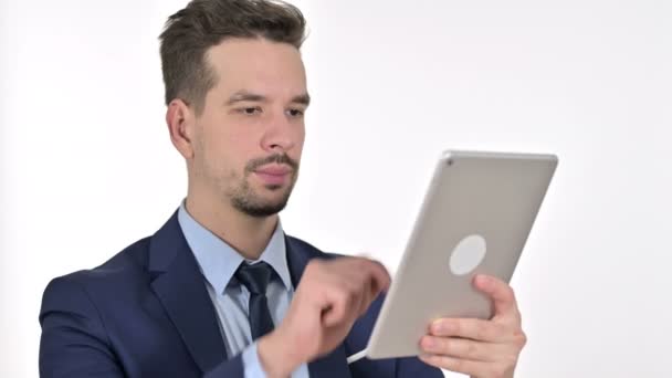 Retrato del atractivo joven hombre de negocios haciendo video chat en la tableta, fondo blanco
 - Metraje, vídeo
