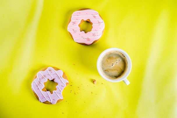 Taza de café y galletas donut
  - Foto, imagen