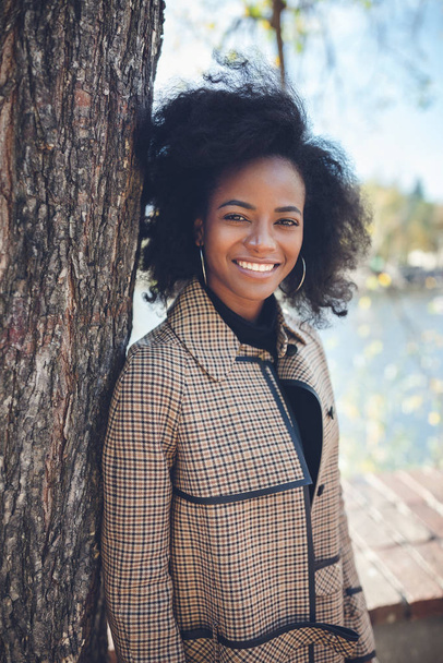 Piękna Afroamerykanka w wiosennym parku - Zdjęcie, obraz