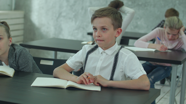 Verveeld schooldag jongen droomt tijdens een klasse - Video