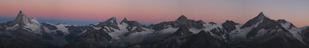 Belle chaîne de montagnes à Zermatt au lever du soleil
 - Photo, image