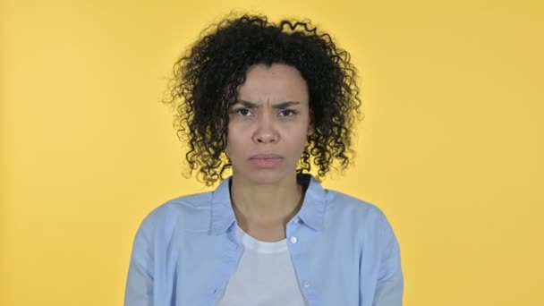 Retrato de una mujer africana casual decepcionada reaccionando al fracaso
 - Metraje, vídeo