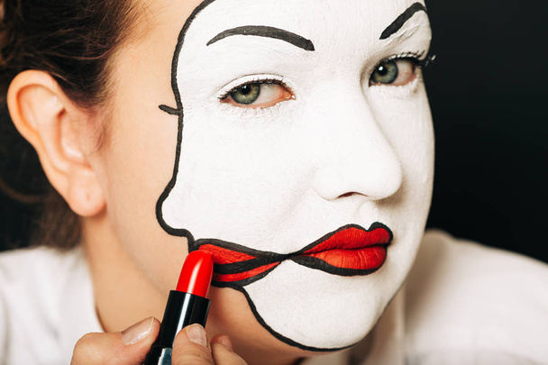 Kobieta aktorka z podwójną twarz makijaż studio portret - Zdjęcie, obraz