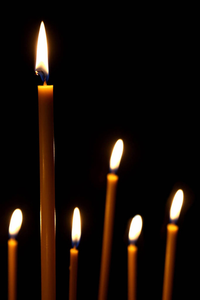 ardiendo en la oscuridad por cuatro velas de cera
 - Foto, Imagen