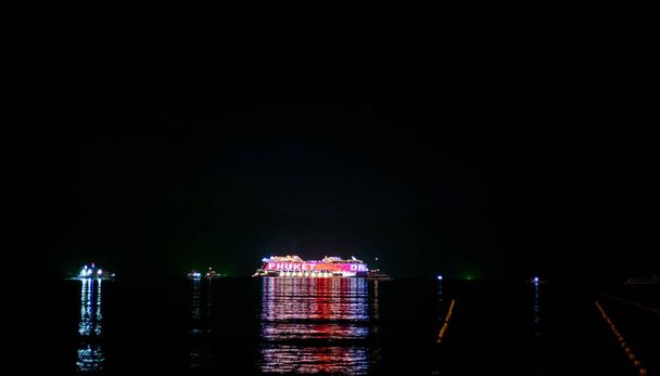 Navio de cruzeiro com luzes brilhantes navegando no escuro no mar de Andamão perto de Phuket, Tailândia. Jantar navio de cruzeiro
 - Foto, Imagem