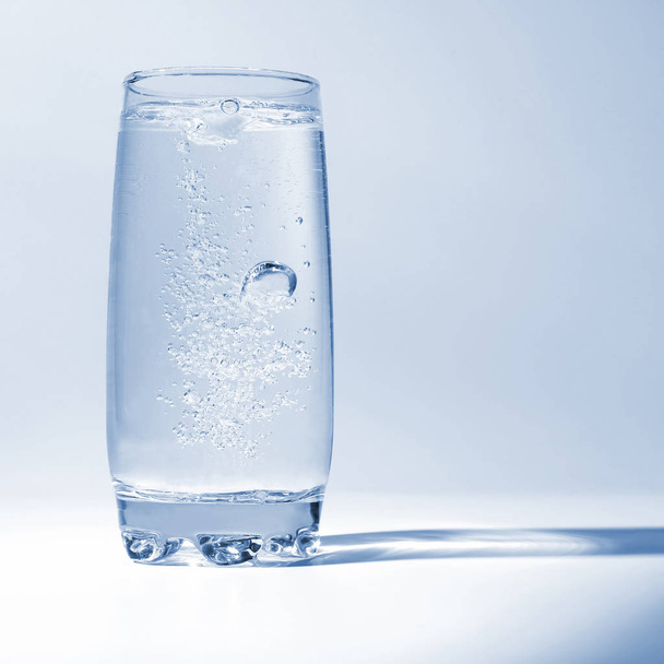 water with air bubbles in transparent glass - Foto, imagen