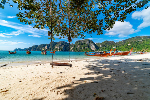 Columpio cuelga de cocotero sobre la playa, Phi Phi Island, Tailandia
; - Foto, Imagen